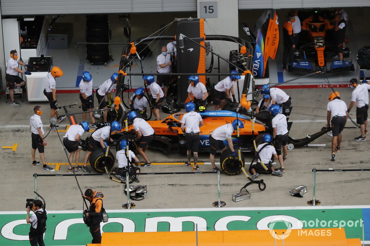 Mecánicos en el pit lane con el monoplaza de Lando Norris, McLaren MCL35