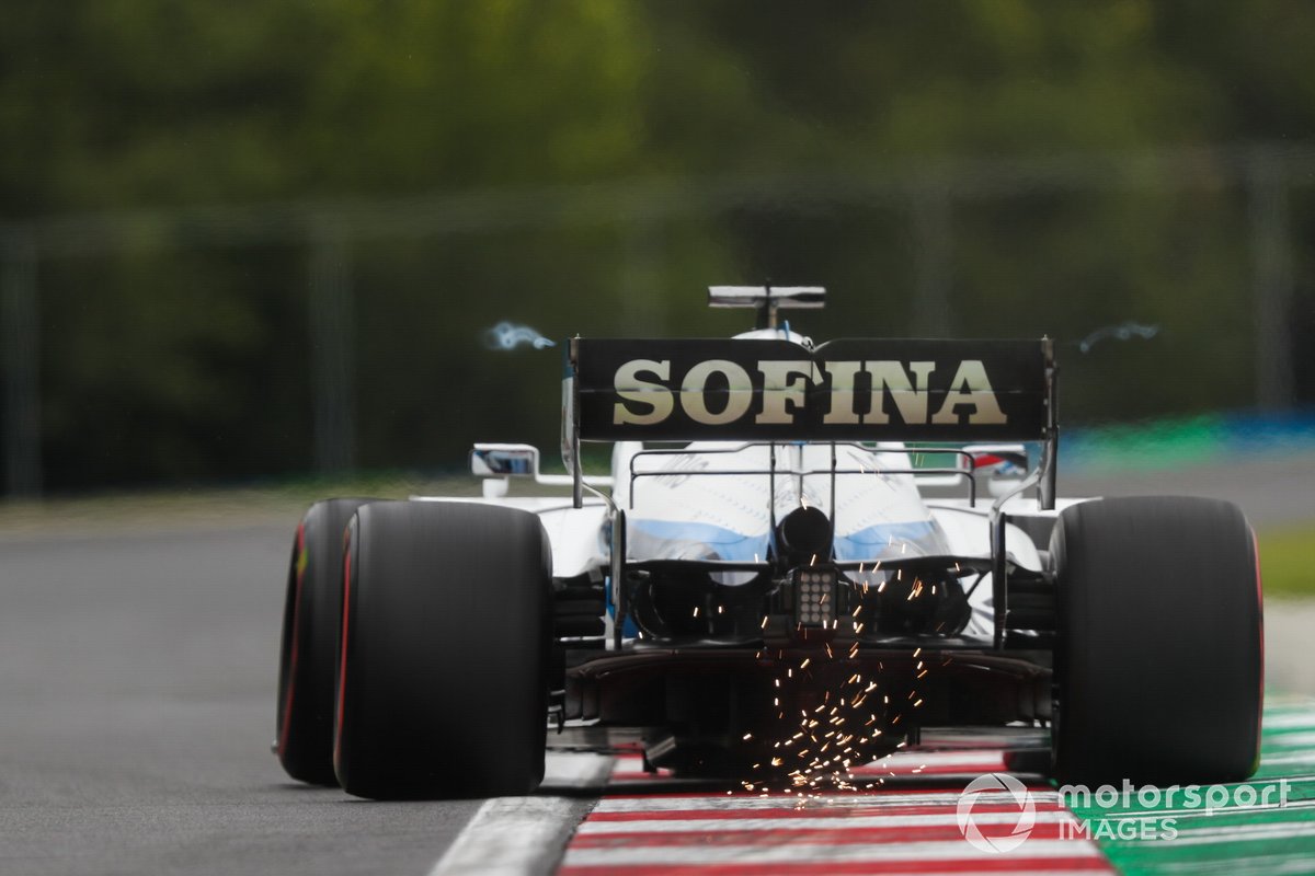 Volano scintille dalla monoposto di George Russell, Williams FW43