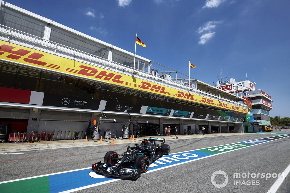 Lewis Hamilton, Mercedes F1 W11 EQ Performance, lascia il garage