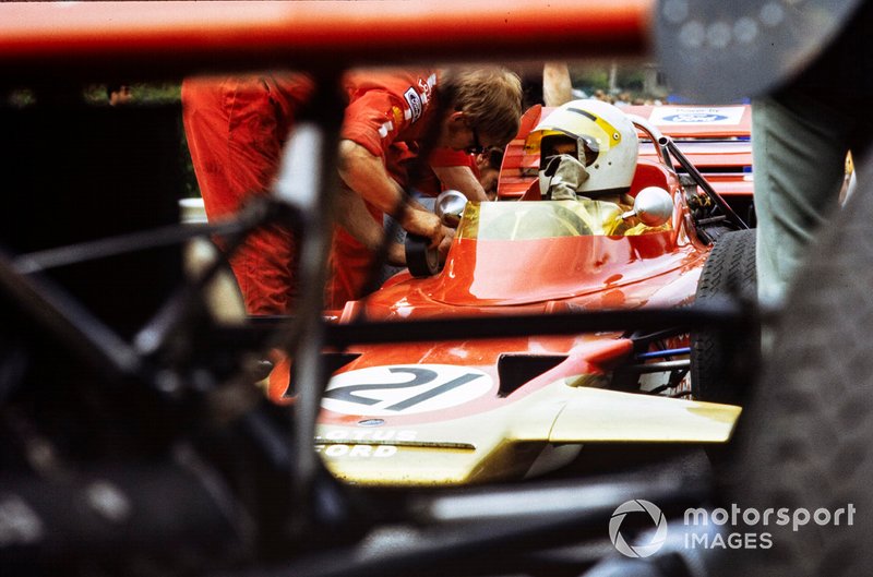 John Miles, Lotus 72B Ford, speaks to a mechanic