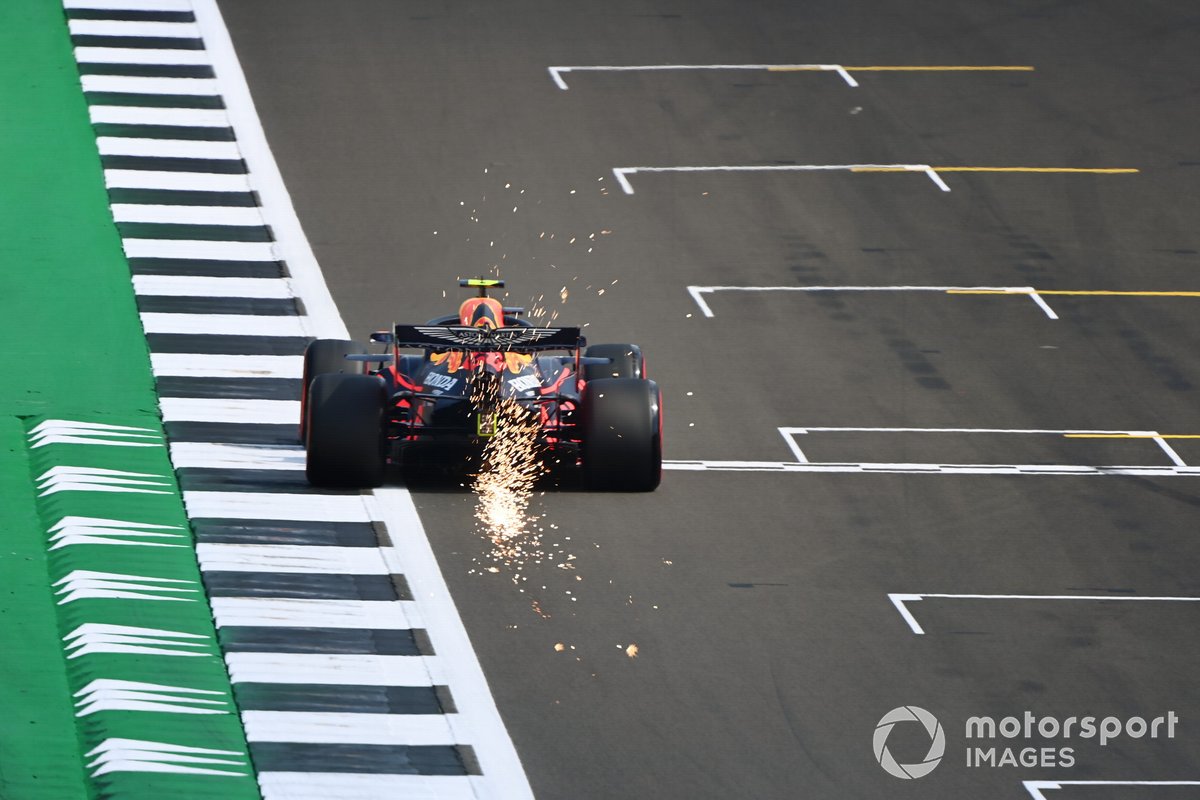 Scintille dal retotreno dell'auto di Alex Albon, Red Bull Racing RB16