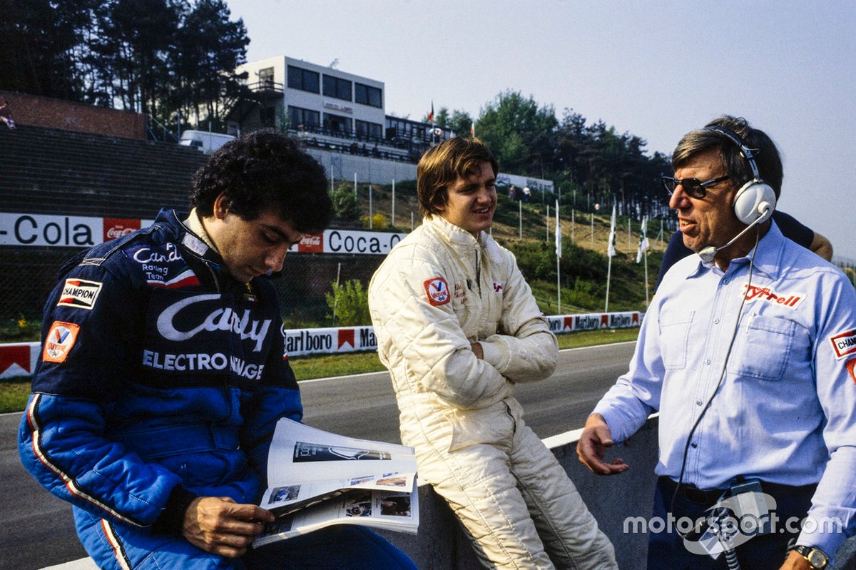 Michele Alboreto lee una revista junto a Eddie Cheever y Ken Tyrrell