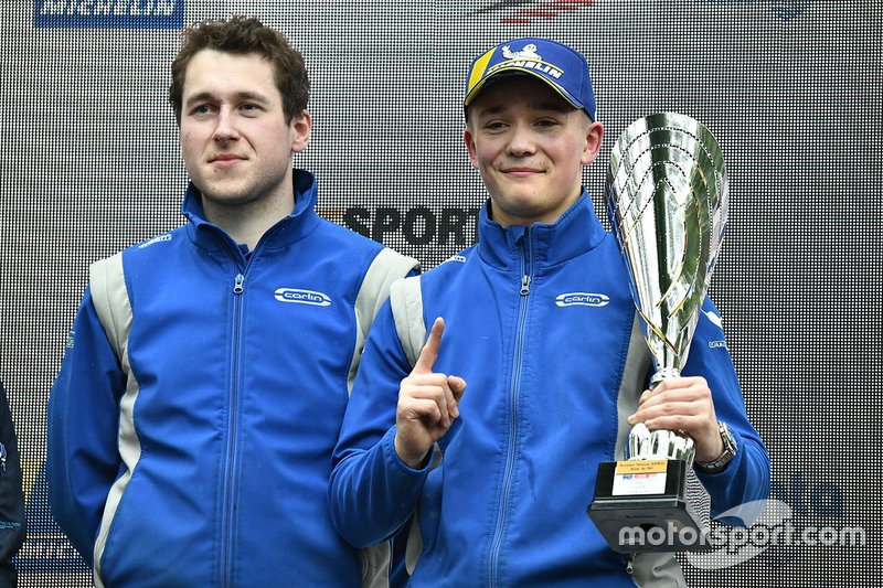 Ganador de la carrera Billy Monger, Carlin