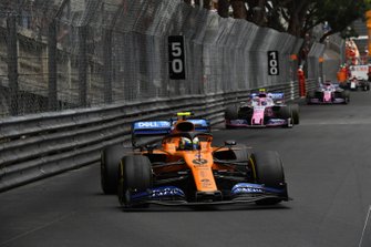 Lando Norris, McLaren MCL34, voor Lance Stroll, Racing Point RP19, en Sergio Perez, Racing Point RP19