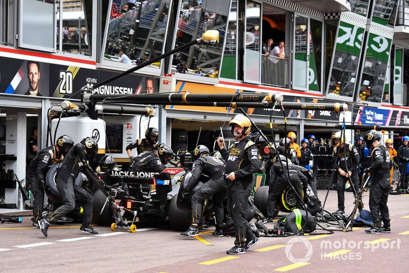 Romain Grosjean, Haas F1 Team VF-19 pit stop