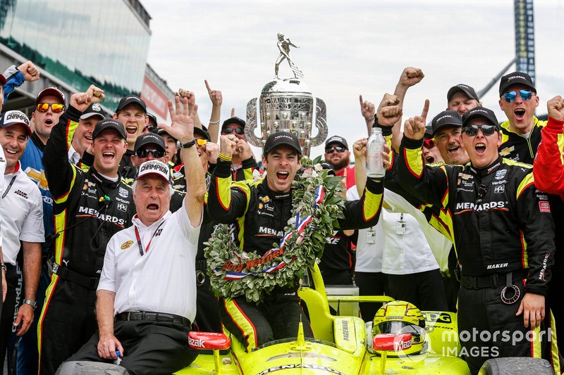 Simon Pagenaud, Team Penske Chevrolet celebrates with Roger Penske his crew in victory lane