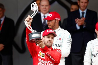 Sebastian Vettel, Ferrari, 2e plaats, op het podium