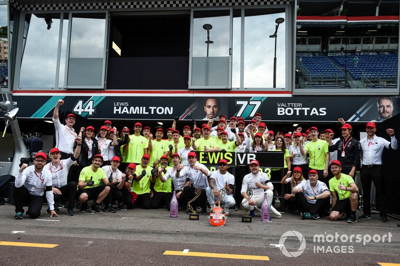 Lewis Hamilton, Mercedes AMG F1, 1st position, Valtteri Bottas, Mercedes AMG F1, 3rd position, Toto Wolff, Executive Director (Business), Mercedes AMG, and the Mercedes team celebrate