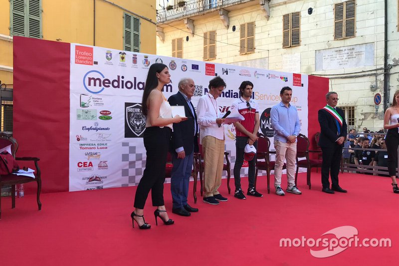 Antonio Giovinazzi, Alfa Romeo Racing, riceve il Trofeo Bandini