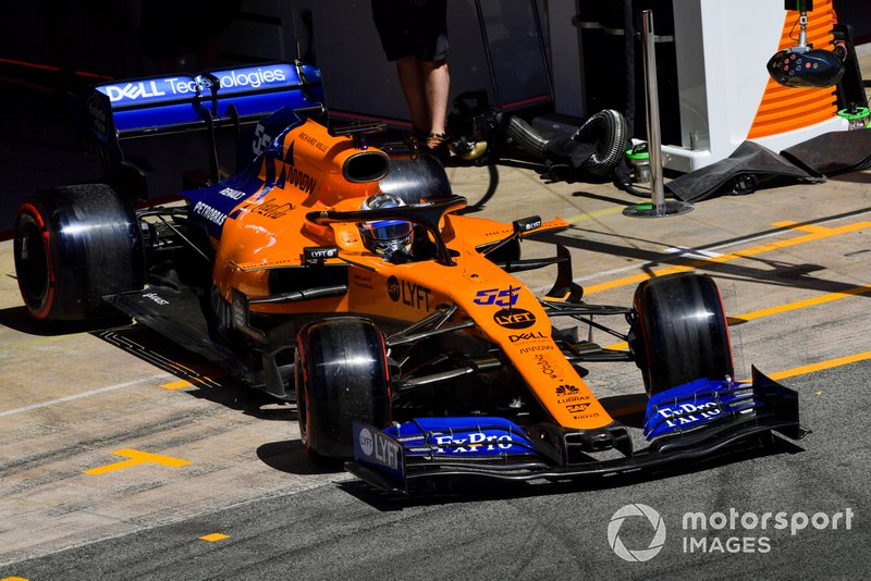 Carlos Sainz Jr., McLaren MCL34, sort du garage