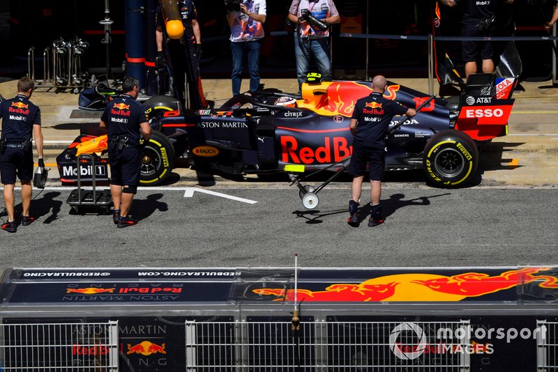 Pierre Gasly, Red Bull Racing RB15, ai box