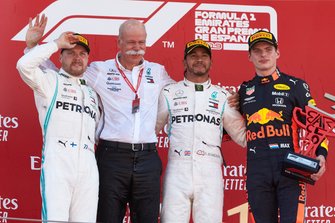 Valtteri Bottas, Mercedes AMG F1, deuxième, Dr Dieter Zetsche, PDG, Mercedes Benz, Lewis Hamilton, Mercedes AMG F1, vainqueur, et Max Verstappen, Red Bull Racing, troisième, sur le podium