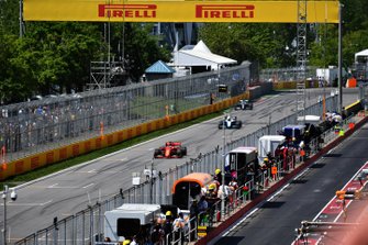 Sebastian Vettel, Ferrari SF90, voor Robert Kubica, Williams FW42, en Lewis Hamilton, Mercedes AMG F1 W10