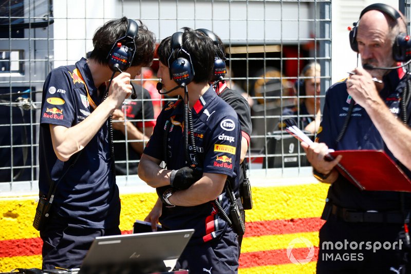 Red Bull mechanics on the grid with Adrian Newey, Chief Technical Officer, Red Bull Racing