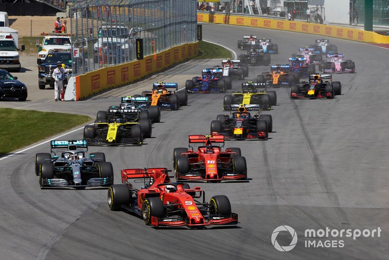 Sebastian Vettel, Ferrari SF90, por delante de Lewis Hamilton, Mercedes AMG F1 W10, Charles Leclerc, Ferrari SF90, Daniel Ricciardo, Renault R.S.19, Pierre Gasly, Red Bull Racing RB15, Valtteri Bottas, Mercedes AMG W10, Nico Hulkenberg, Renault R.S. 19, y el resto de la parrilla en la salida