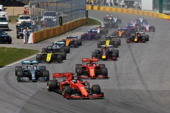 Sebastian Vettel, Ferrari SF90, voor Lewis Hamilton, Mercedes AMG F1 W10, Charles Leclerc, Ferrari SF90, Daniel Ricciardo, Renault R.S.19, Pierre Gasly, Red Bull Racing RB15, Valtteri Bottas, Mercedes AMG W10, Nico Hulkenberg, Renault R.S. 19, en de rest van het veld