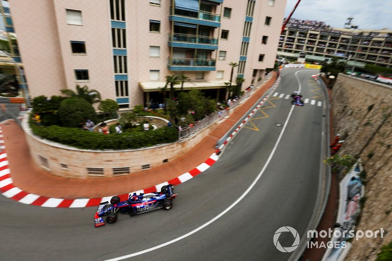 Daniil Kvyat, Toro Rosso STR14, precede Alexander Albon, Toro Rosso STR14