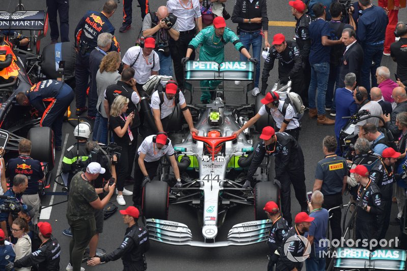Lewis Hamilton, Mercedes AMG F1 W10, arriva in griglia di partenza