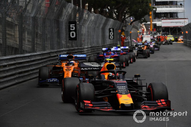 Pierre Gasly, Red Bull Racing RB15, precede Carlos Sainz Jr., McLaren MCL34, Daniil Kvyat, Toro Rosso STR14, e Alexander Albon, Toro Rosso STR14