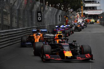 Pierre Gasly, Red Bull Racing RB15, ve Carlos Sainz Jr., McLaren MCL34, Daniil Kvyat, Toro Rosso STR14, ve Alexander Albon, Toro Rosso STR14