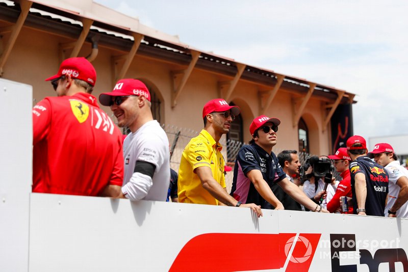 Para pembalap memakai topi tribut Niki Lauda
