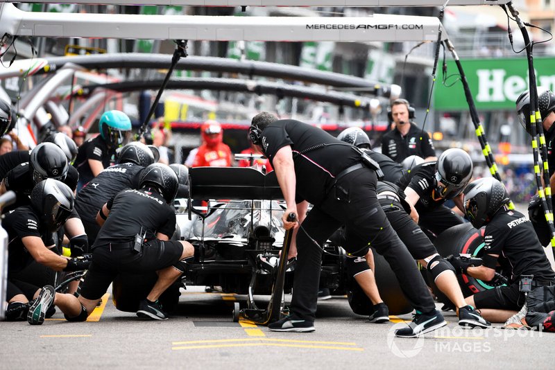 Lewis Hamilton, Mercedes AMG F1 W10,en pits durante los entrenamientos