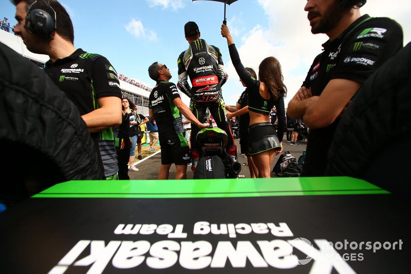 Jonathan Rea, Kawasaki Racing, mira desde el fondo de la parrilla, desde donde arrancó por sanción
