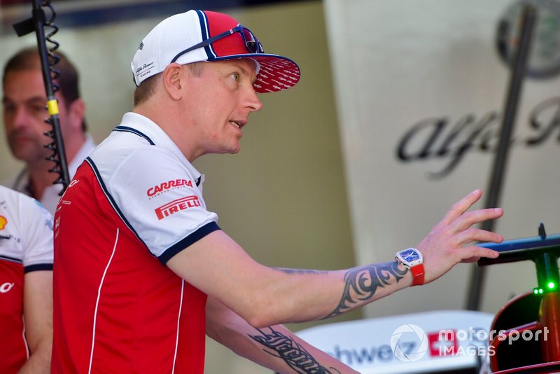 Kimi Raikkonen, Alfa Romeo Racing talks to engineers