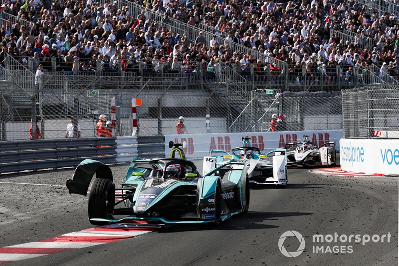 Front wing of Alex Lynn, Panasonic Jaguar Racing, Jaguar I-Type 3 hangs off