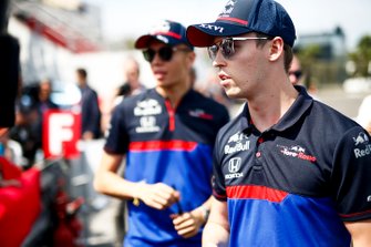 Daniil Kvyat, Toro Rosso en Alexander Albon, Toro Rosso zet een handtekening voor een fan