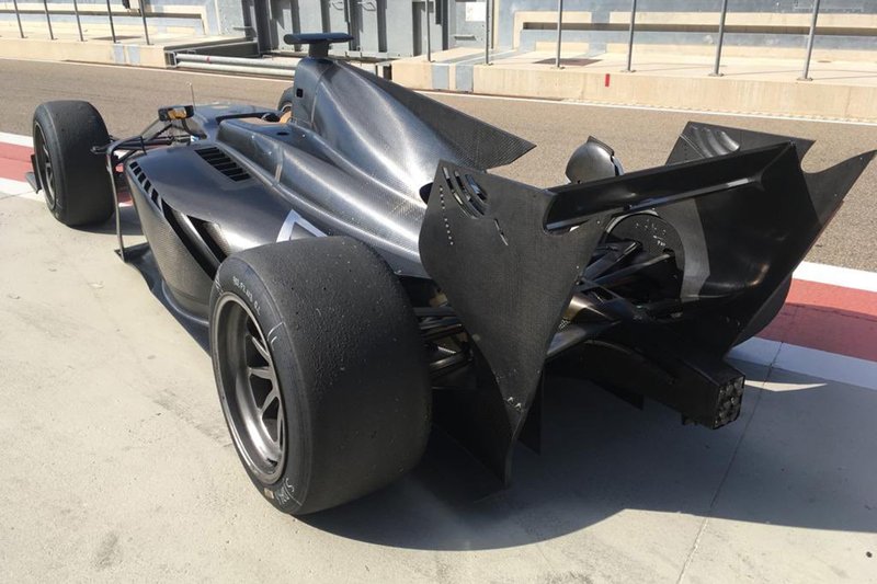 Coche FIA F2 con neumáticos Pirelli de 18 