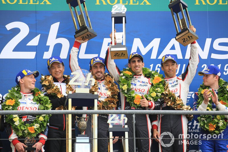 Les vainqueurs #8 Toyota Gazoo Racing Toyota TS050: Sébastien Buemi, Kazuki Nakajima, Fernando Alonso