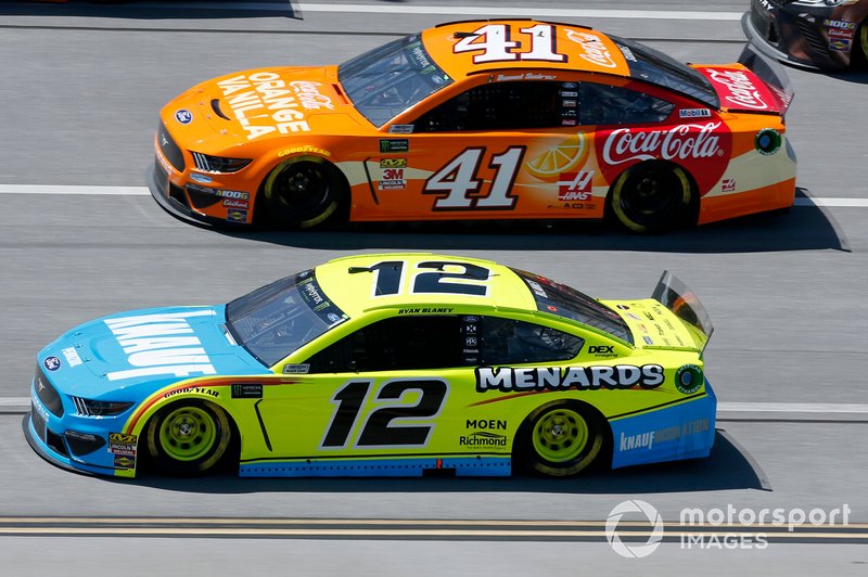 Ryan Blaney, Team Penske, Ford Mustang Menards/Knauf Daniel Suarez, Stewart-Haas Racing, Ford Mustang Coca-Cola Orange Vanilla