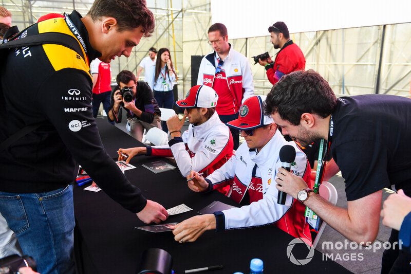 Kimi Raikkonen, Alfa Romeo Racing e Antonio Giovinazzi, Alfa Romeo Racing firmano autografi ai fan