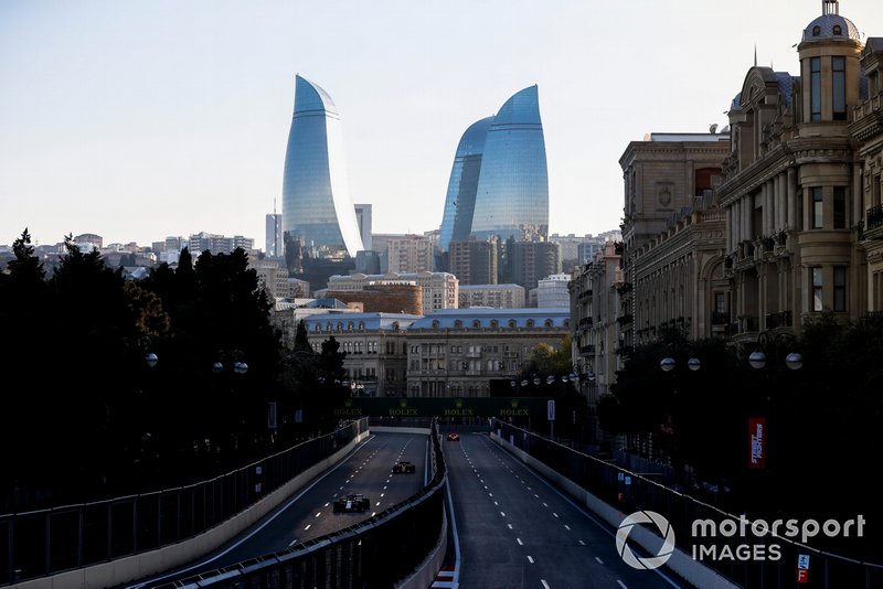 Kimi Raikkonen, Alfa Romeo Racing C38, precede Sebastian Vettel, Ferrari SF90