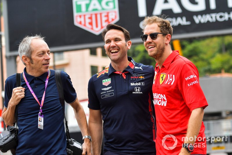 Гонщик Ferrari Себастьян Феттель и фотограф Марк Томпсон