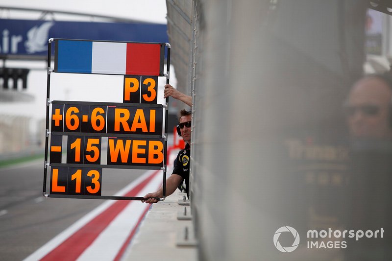 Le panneau des stands pour Romain Grosjean, Lotus F1 Team