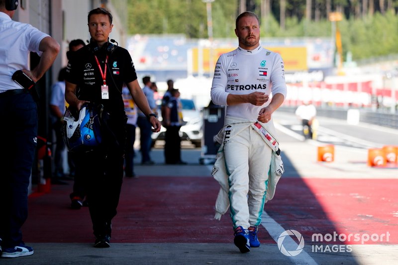 Valtteri Bottas, Mercedes AMG F1 camina por el pit lane después de su accidente
