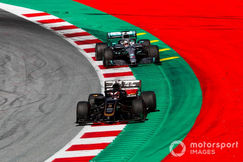 Romain Grosjean, Haas F1 Team VF-19, devant Lewis Hamilton, Mercedes AMG F1 W10
