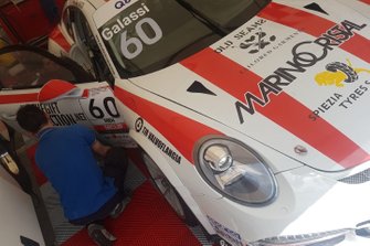 Meccanici al lavoro sulla Porsche di Marco Galassi, Malucelli