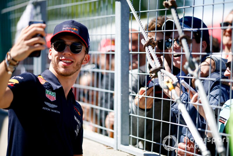 Pierre Gasly, Red Bull Racing prend un selfie avec un fan
