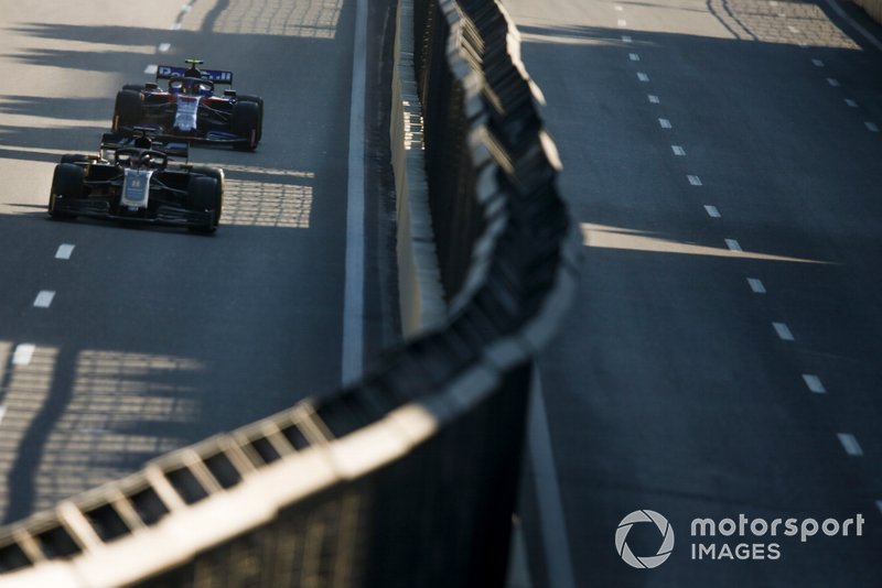 Romain Grosjean, Haas F1 Team VF-19, devant Alexander Albon, Toro Rosso STR14