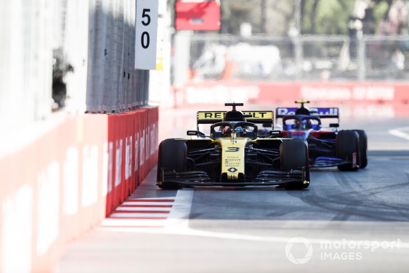 Ricciardo menabrak Kvyat