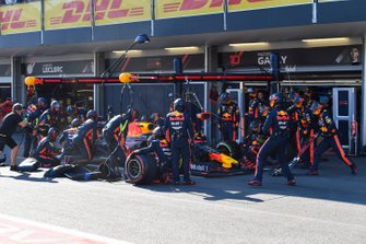 Max Verstappen, Red Bull Racing RB15, maakt een pitstop