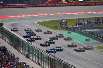 Valtteri Bottas, Mercedes AMG W10, Lewis Hamilton, Mercedes AMG F1 W10, en Sebastian Vettel, Ferrari SF90, bij de start