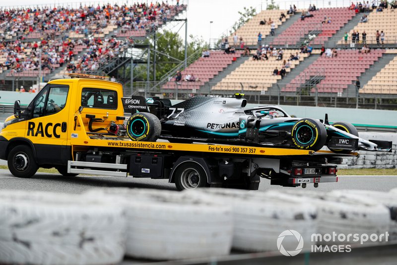 Coche de Valtteri Bottas, Mercedes AMG W10 en la parte trasera de una grúa en FP3