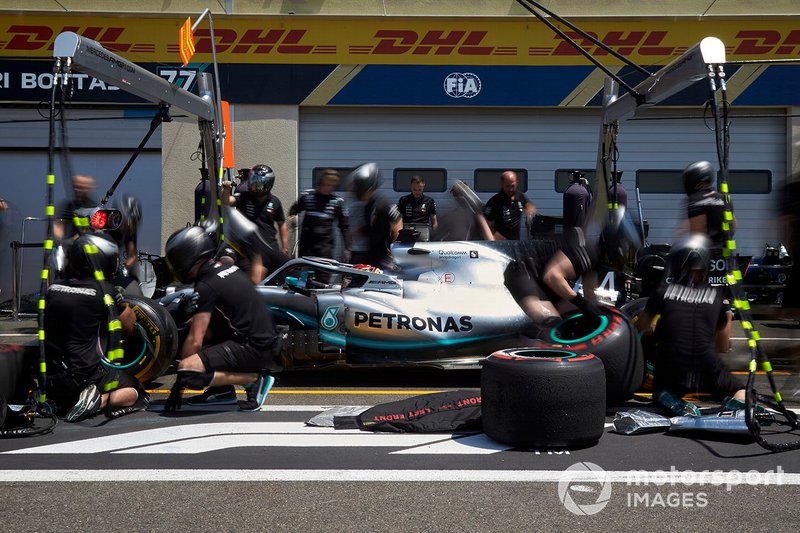 Lewis Hamilton, Mercedes AMG F1 W10 prove pit stop