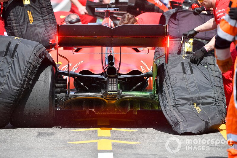I meccanici rimuovono gli scaldini per pneumatici dalla macchina di Sebastian Vettel, Ferrari SF90, nella corsia dei box