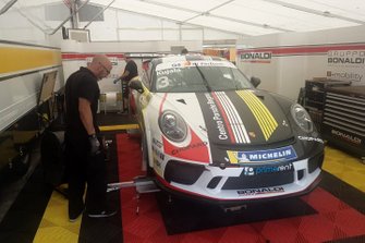 La Porsche di Patrick Kujala, Bonaldi Motorsport, nel garage