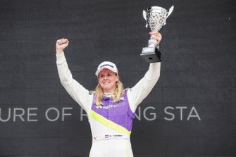 Beitske Visser viert feest op het podium na winnen van de race